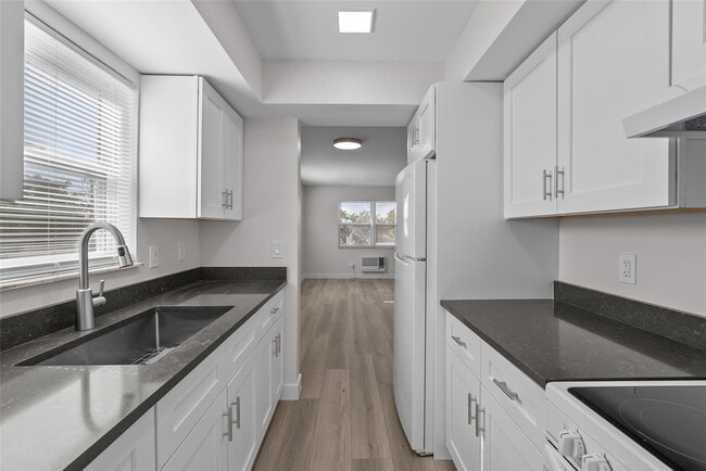 Building Photo - 1150 E Sample Rd Unit 202