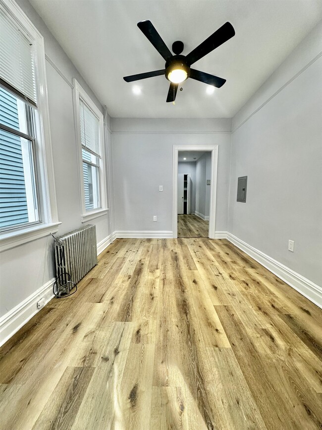 Photo - 160 Van Nostrand Ave Unidad 1