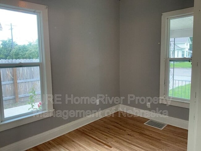 Photo - 921 W 8th St