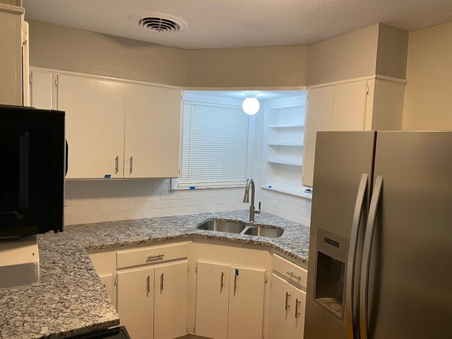 Photo - 1805 Brook Hollow Dr