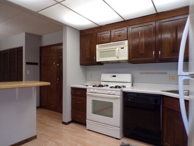 Photo - 2 BEDROOM CONDO IN FOUNTAIN WOODS IN EDINA...