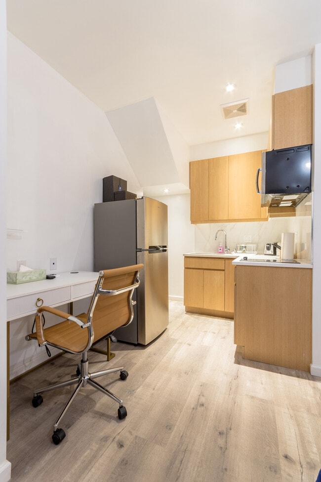 Photo - 133 W Third St