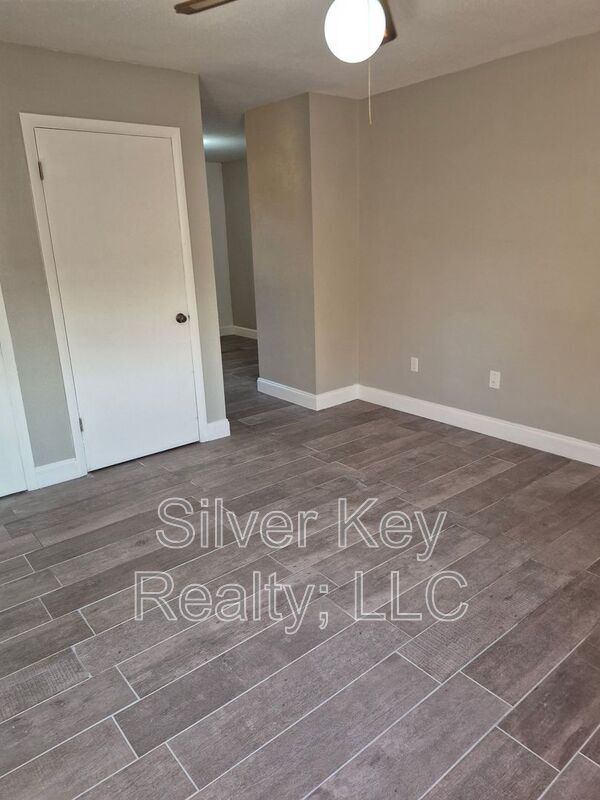 Building Photo - 823 Englewood Rd Rental