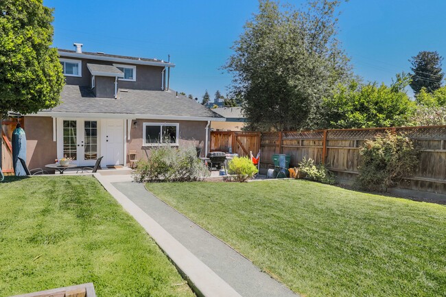 View of back yard and patio. - 431 Athol Ave Casa Adosada