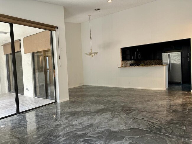 Photo - 5438 Verona Dr Unit L