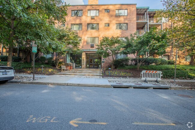 Building Photo - Lovely 2 BR/1 BA Condo in Glover Park!