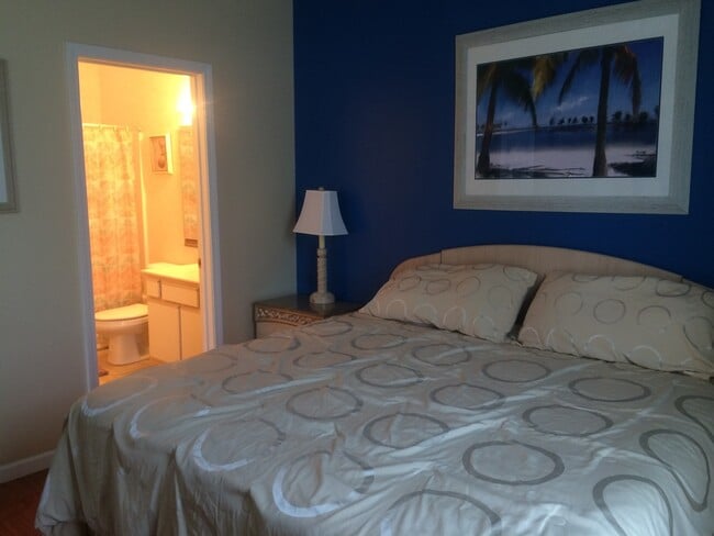 Building Photo - 2 Bed, 2 Bath Condo for Rent at River Oaks