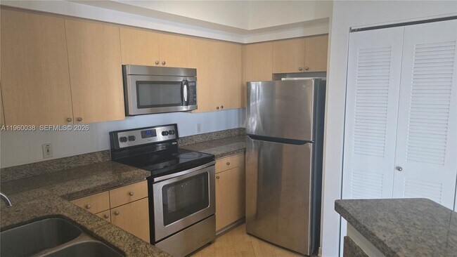 Building Photo - 1919 Van Buren St Unit 411A