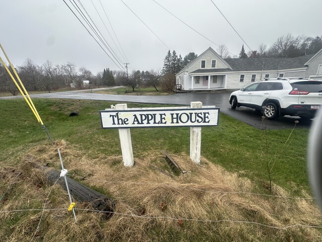 Building Photo - 799 River Rd