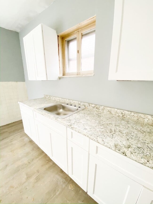 Photo - 2Bed 1Bath with Den! Newly renovated!!