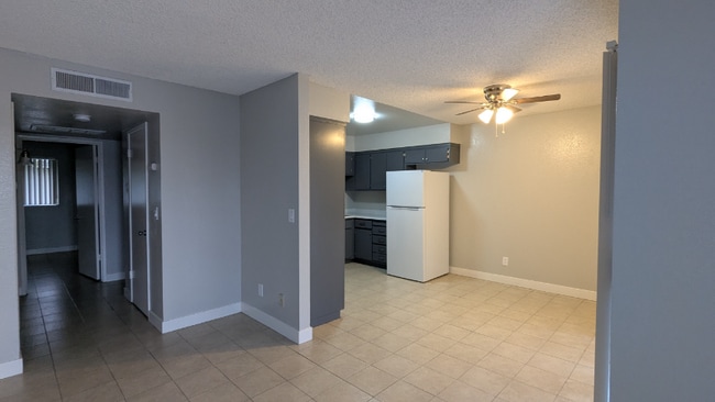 Photo - 815 N Peach Ave Unidad 210