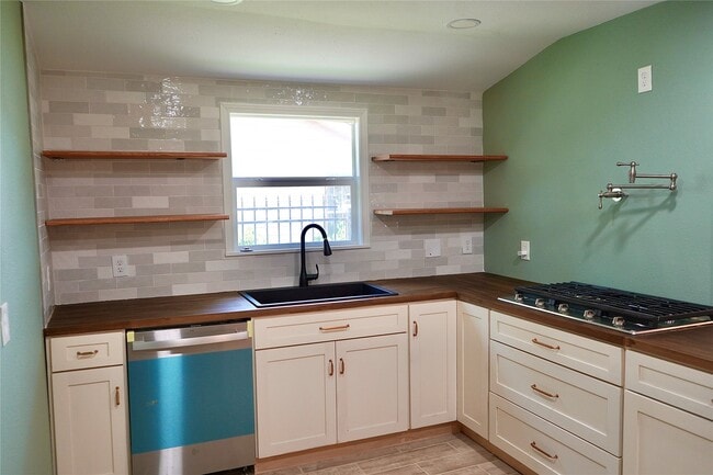 Photo - 7328 Oak Hl
