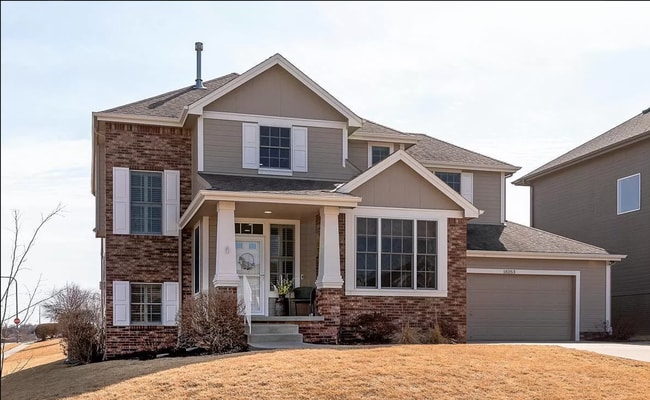 Building Photo - Gorgeous 4 Bedroom In The Grove!!