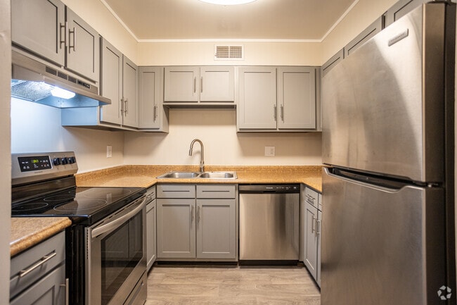 2BR, 2BA - 990SF - Kitchen