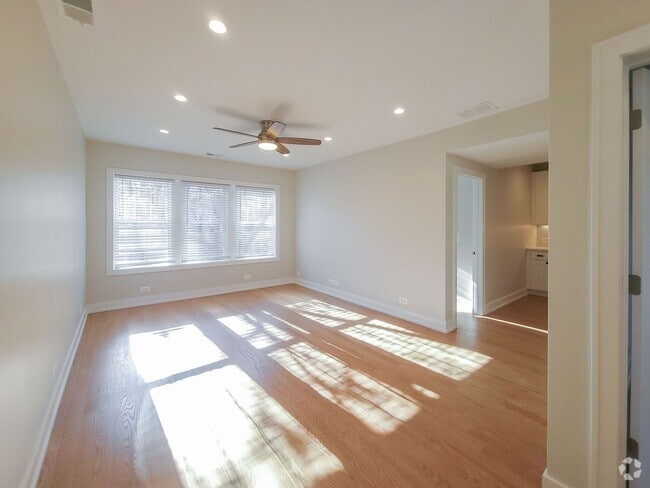 Building Photo - 2020 W Ainslie St Unit 1 Rental
