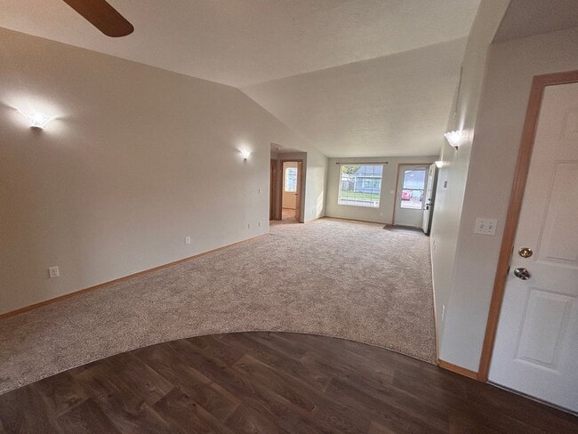 Photo - Spacious 3 Bedroom 2 bathroom Duplex