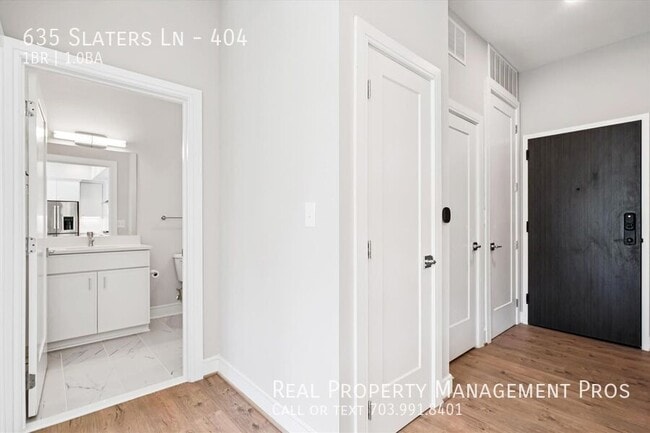 Photo - 635 Slaters Ln Unit 404