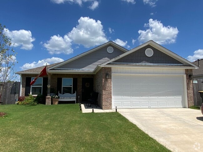 Building Photo - Discover this beautifully designed 3 bedro... Rental