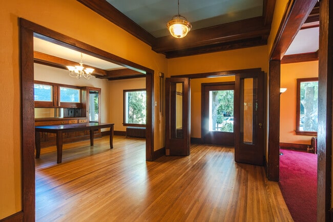 Photo - 315 NE Ash St