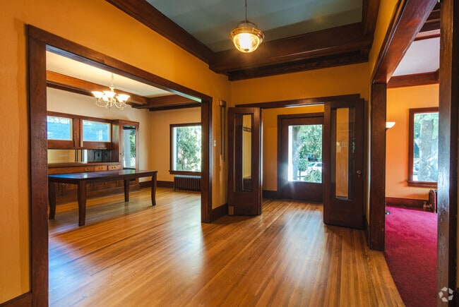 Building Photo - 315 NE Ash St Rental