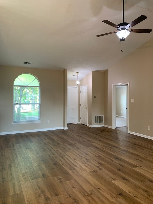 Photo - 213 Copperfield Ln
