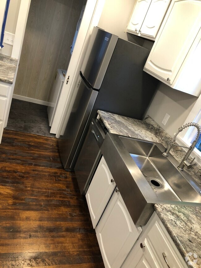 Building Photo - 412 W Ridge St Unit Downstairs Rental