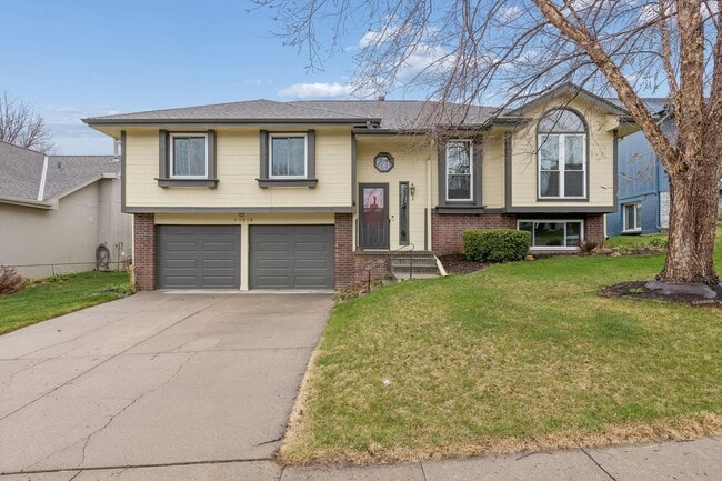 Building Photo - Spacious Home blocks from Zorinsky Lake