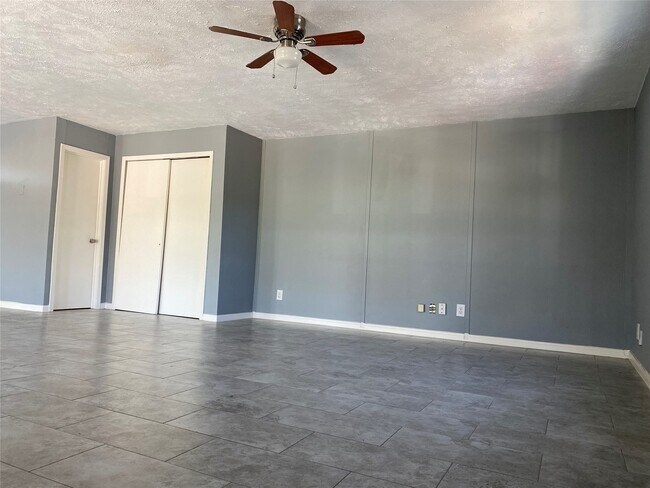 Photo - 8220 Glenview Dr