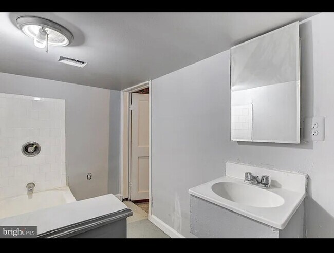Photo - Welcome to the 3 Bed/2Bath Rowhome in Balt...