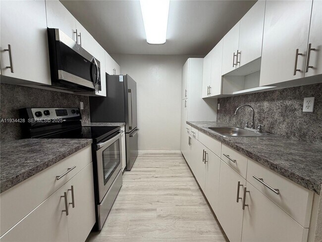 Building Photo - 7101 Miami Lakes Dr Unit Q10