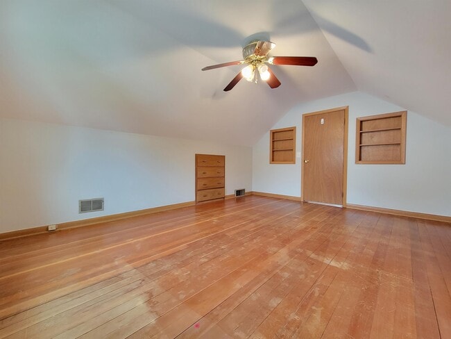 Photo - 1250-4 1/2 4 1/2 St NW