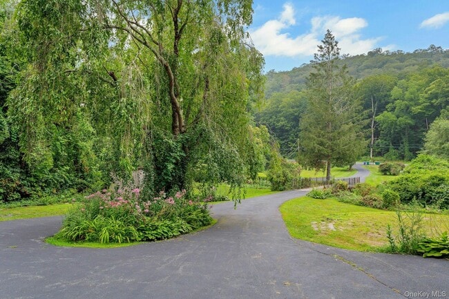 Photo - 934 Peekskill Hollow Rd
