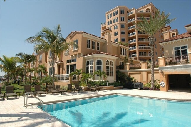 Building Photo - 505 Mandalay Ave Unit 62