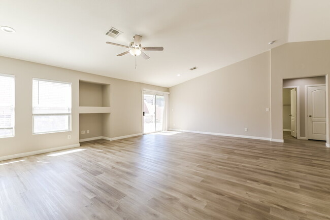 Photo - 1075 Silver Star St