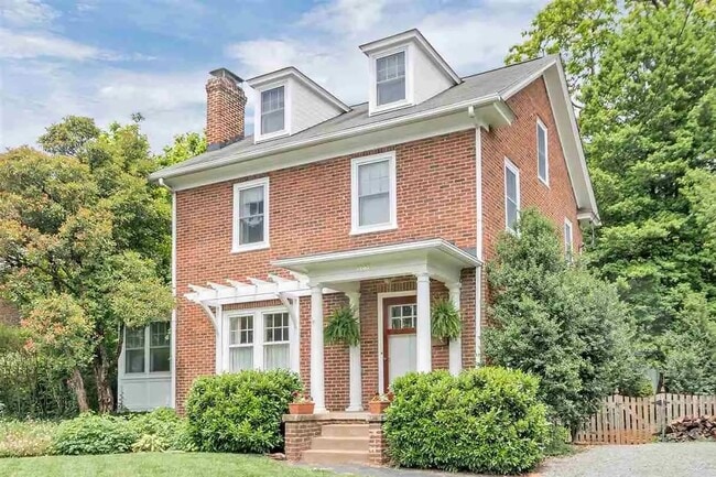 Building Photo - Charming & Pet-Friendly Downtown Gem