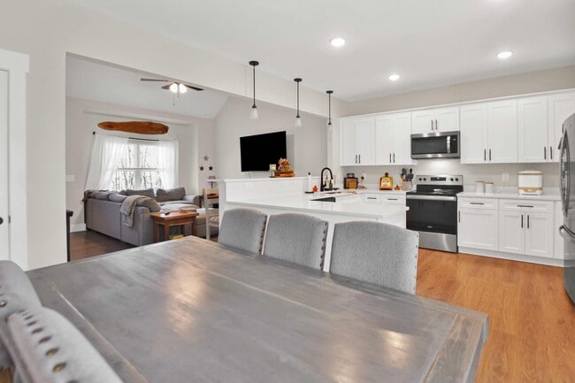 Photo - Pet Friendly Three Bedroom on Acre!