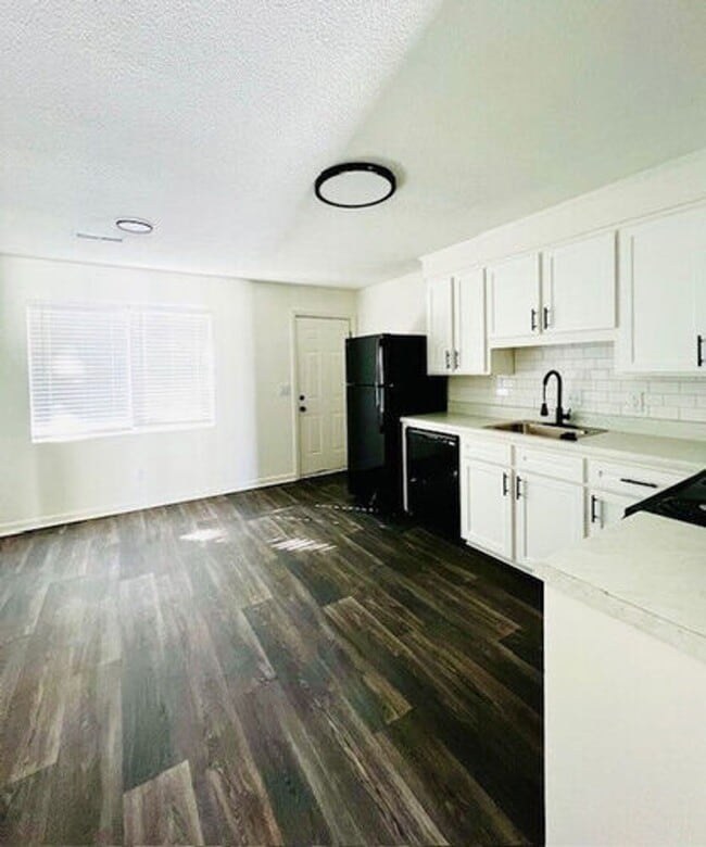 Building Photo - River Front Rental