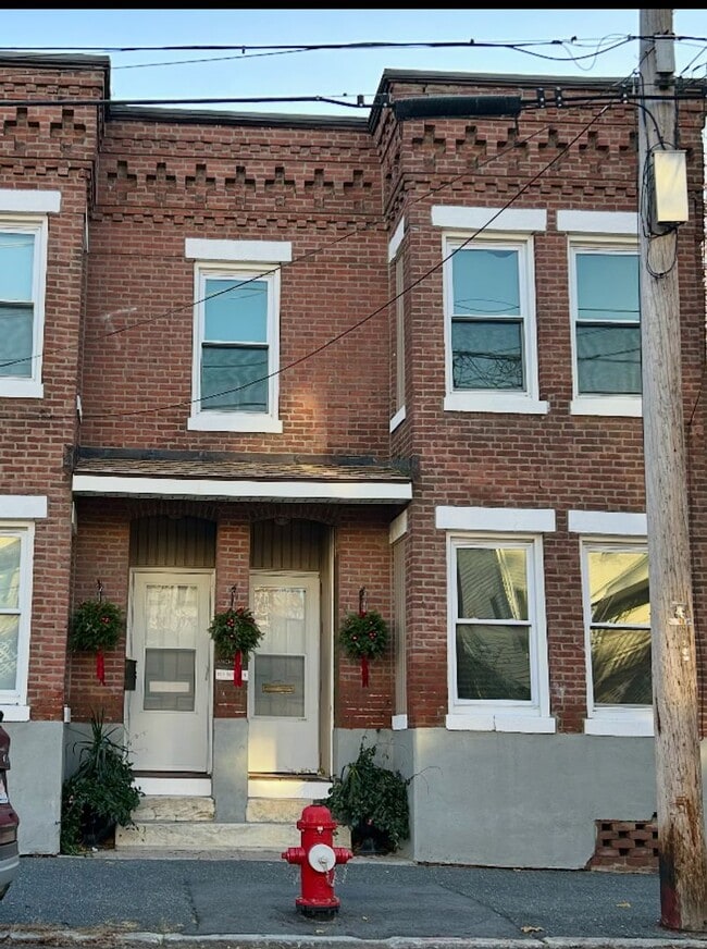 Building Photo - 2 Bedroom Duplex Unit 112 West