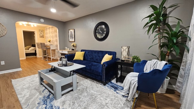 Building Photo - 7103 Oxford Ave