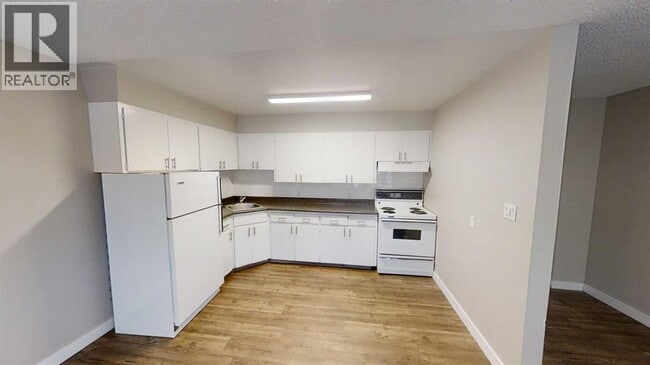 Photo - 9926-9105 105 Ave