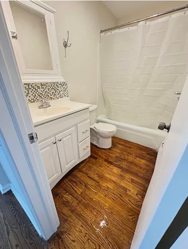 Baño completo - 40 Franklin St Unidad 2R