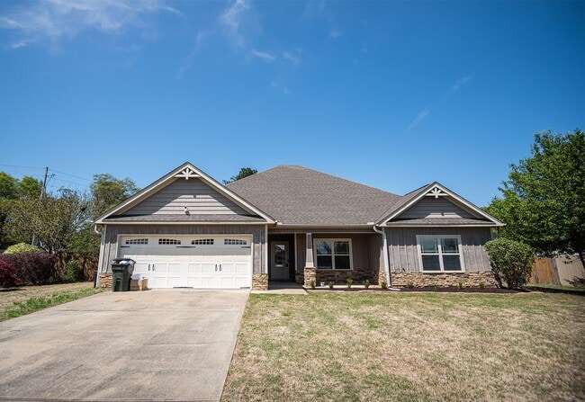 Building Photo - Beautiful home available from May 10!