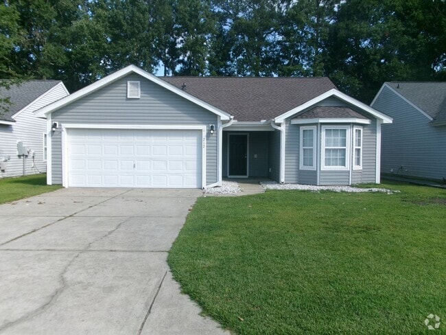 Building Photo - 3 bedroom, 2 bath home in the Inverness Co...