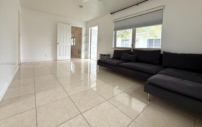 Photo - 823 NE 10th St Unidad 3