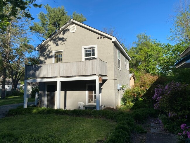 Exterior view set back from street. - 208 Meade Ave Casa
