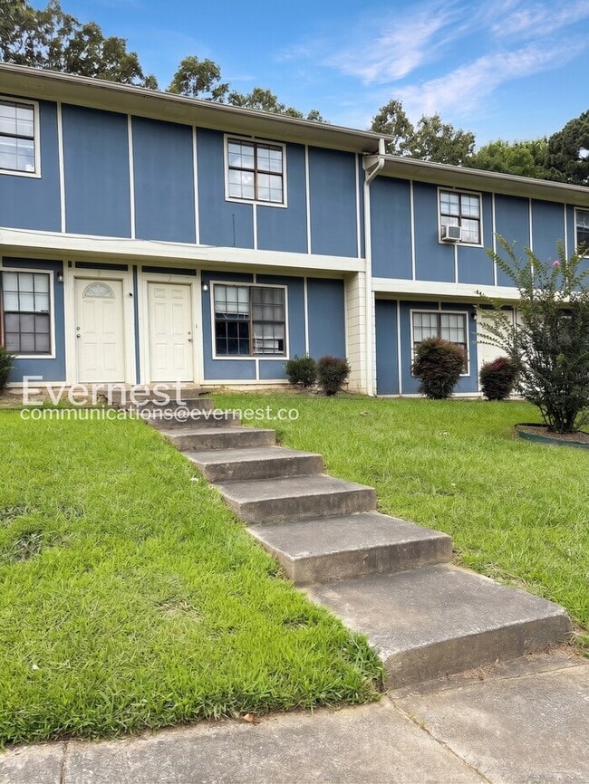 Building Photo - 1800 Labette Manor Dr