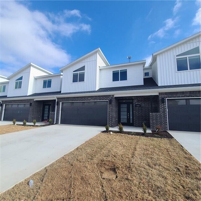 Photo - 460 Azurite Rd