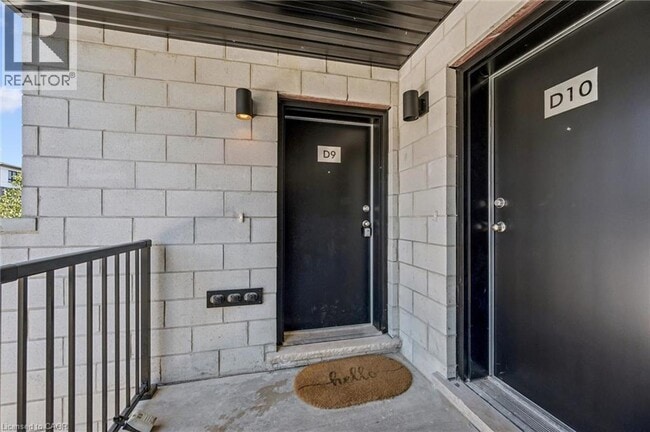 Photo - 410 Northfield Dr W