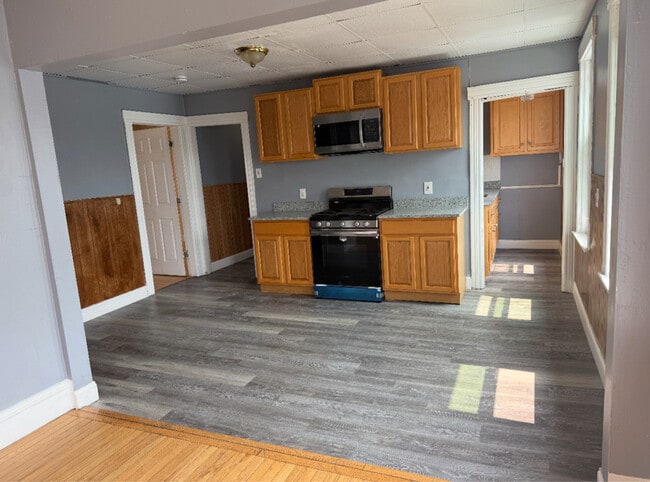 Building Photo - 157 Vernon St Rental