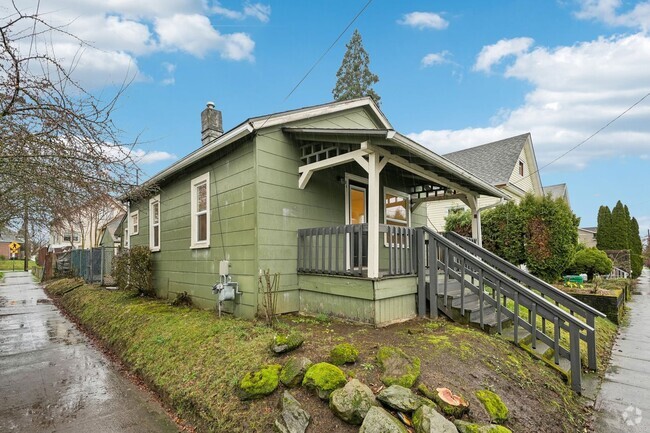 Building Photo - Charming 1-Bedroom Bungalow with a Gardene... Rental